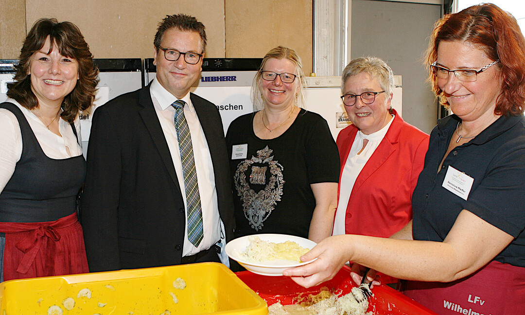 Blick hinter die Kulissen des Imbissstands der Ravensburger Landfrauen (v. l.) Landfrauenprsidentin Juliane Vees, Minister Peter Hauk, Kreisvorsitzende Gisela Eisele, Waltraud Allguer und Hannelore Pfeiffer.