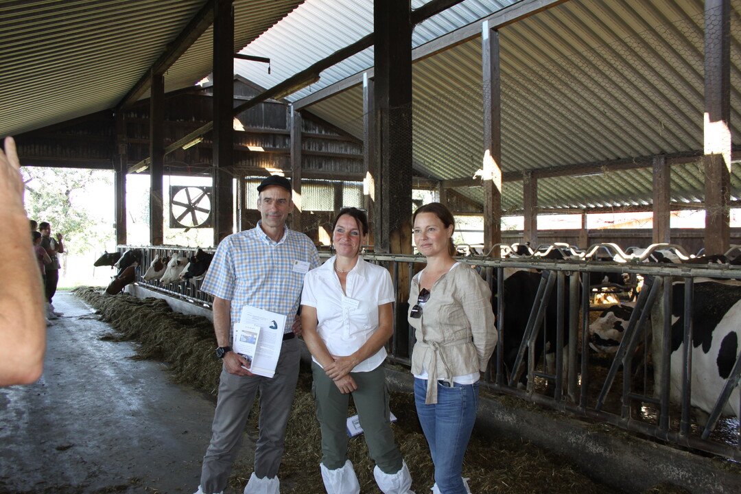 Mit dem Einsatz der Managementhilfe knnen Tierwohlstandards erfasst, verbessert und dokumentiert werden, bescheinigen (v.l) Uwe Eilers, LAZBW, Prof. Dr. Barbara Benz, HfWU Nrtingen-Geislingen und die Landestierschutzbeauftragte Dr. Julia Stubenbord der App. Das Online-Tool bercksichtige die Anforderungen der zahlreichen kleinstrukturierten Betriebe im Land.