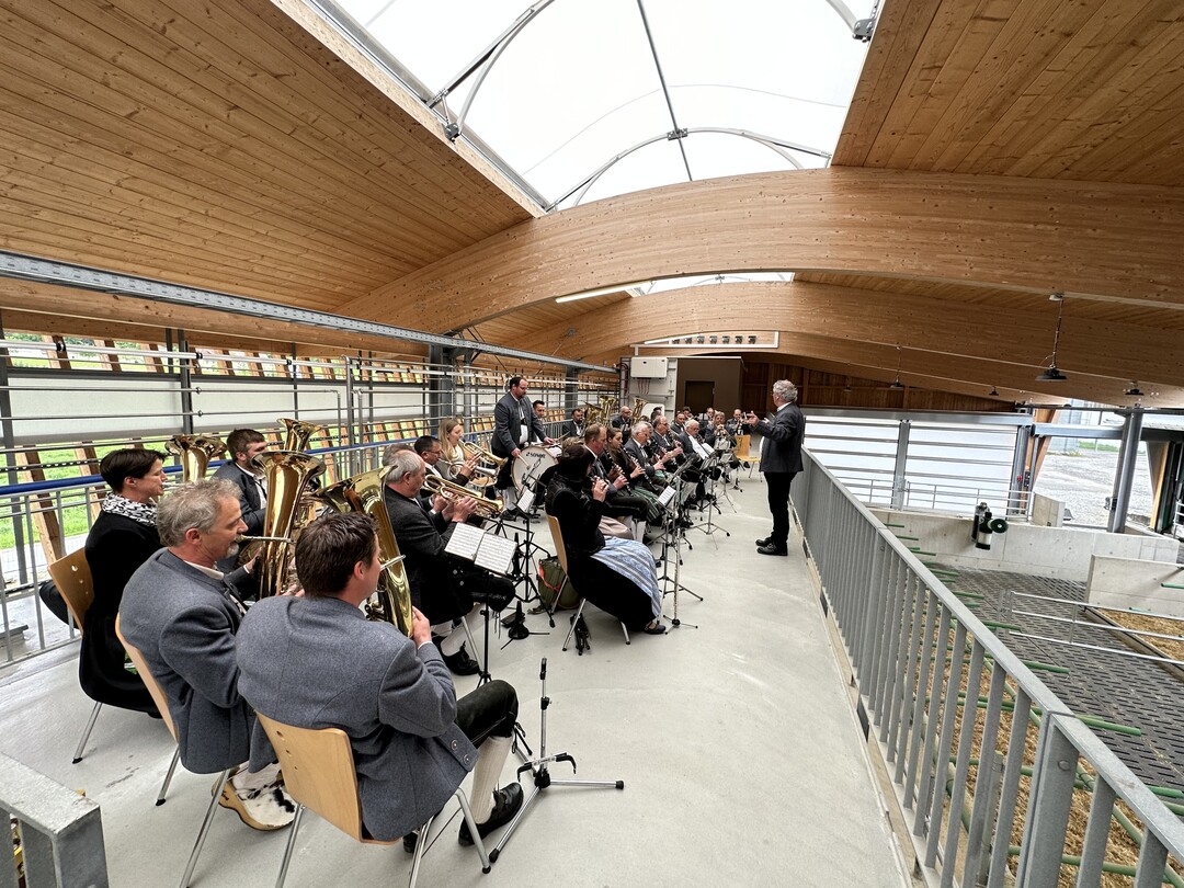 Die Bauernkapelle spielt auf der neuen Besuchertribne