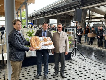 Der Direktor desLandwirtschaftliche Zentrum Baden-Wrttemberg, Michael Asse, nimmt symbolisch den Schlssel von Landwirtschaftsminister Peter Hauk (r.) und Prof. Kai Fischer (l.), Ministerialdirigent im Ministerium fr Finanzen, entgegen.