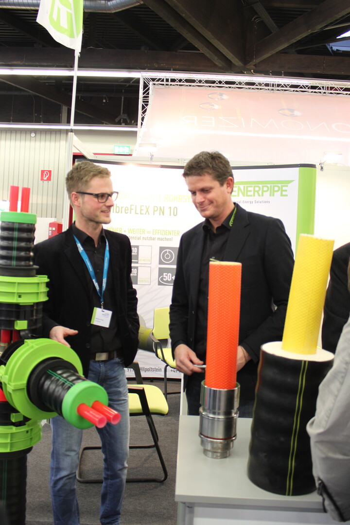 Noch weniger Wrmeverluste: Markus Euring von Enerpipe (l.) stellte auf der Biogas Convention 2017 das neue FibreFLEX Rohr vor.