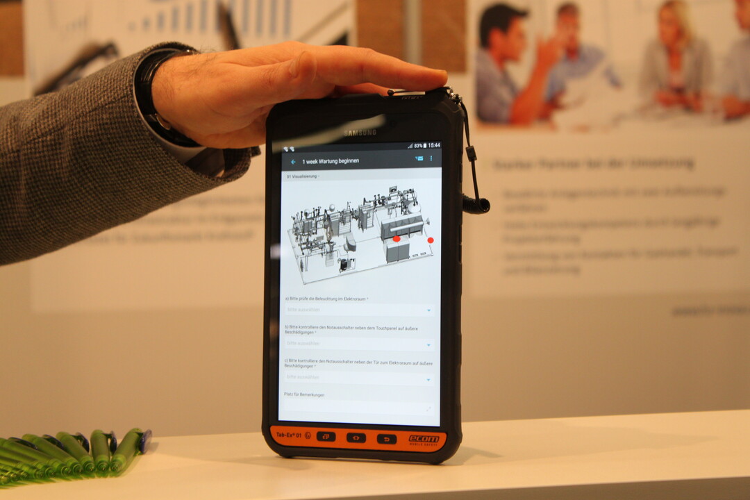 berwachung der Anlage: Die roten Punkte auf dem Tablet zeigen dem Anlagenbetreiber, wo Handlungsbedarf ist, erklrte Dr. Karsten Wnsche von Hitachi Zosen INOVA.
