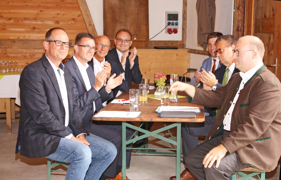   Festredner in Mnchsberg: v. l. Steffen Hulein, Ladenburger Holzwerke, Dr. Joachim Blse, Landrat Ostalbkreis, Gerhard Bauer, Landrat Schwbisch Hall, Damian Komor, Brgermeister von Mainhardt, Christoph Hald, Brgermeister von Gschwend, Minister Peter Hauk und HVG-Aufsichtsratsvorsitzender und Murrhardter Brgermeister Armin Mner. 