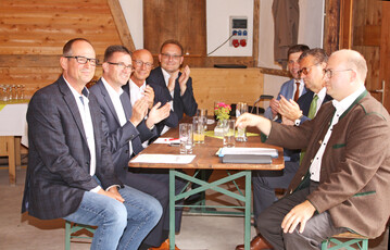  Festredner in Mnchsberg: v. l. Steffen Hulein, Ladenburger Holzwerke, Dr. Joachim Blse, Landrat Ostalbkreis, Gerhard Bauer, Landrat Schwbisch Hall, Damian Komor, Brgermeister von Mainhardt, Christoph Hald, Brgermeister von Gschwend, Minister Peter Hauk und HVG-Aufsichtsratsvorsitzender und Murrhardter Brgermeister Armin Mner. 