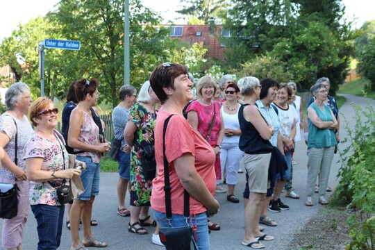 Gespanntes Warten auf den Apothekergarten in Volkratshofen.