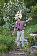 Willibald Lazar in Aktion: Er informiert über den von seinem Sohn angelegten Garten mit Heilpflanzen, Kräutern und so manchen exotischen Sträuchern und Bäumen.