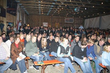 Groer Andrang: Rund 2000 Interessenten und Schaulustige versammelten sich am Verkaufsring