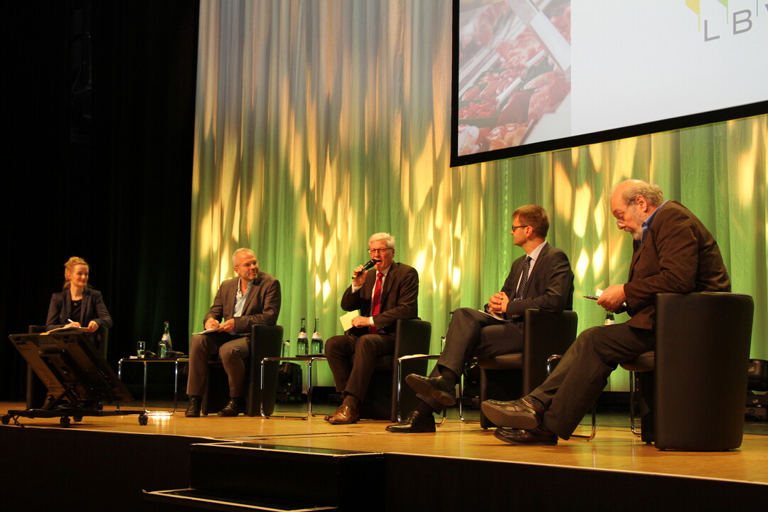 Der Diskussion stellten sich (v. l.) Stefanie Ppken, Prof. Dr. Harald Grethe, Moderator Dr. Michael Lohse, Ralf-Thomas Reichrath und Udo Pollmer.