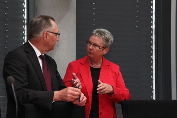 Vor der Anhrung tauschen sich die Vorsitzende des Petitionsausschusses Kersten Steinke (Die Linke) und DBV-Prsident Gerd Sonnleitner aus.