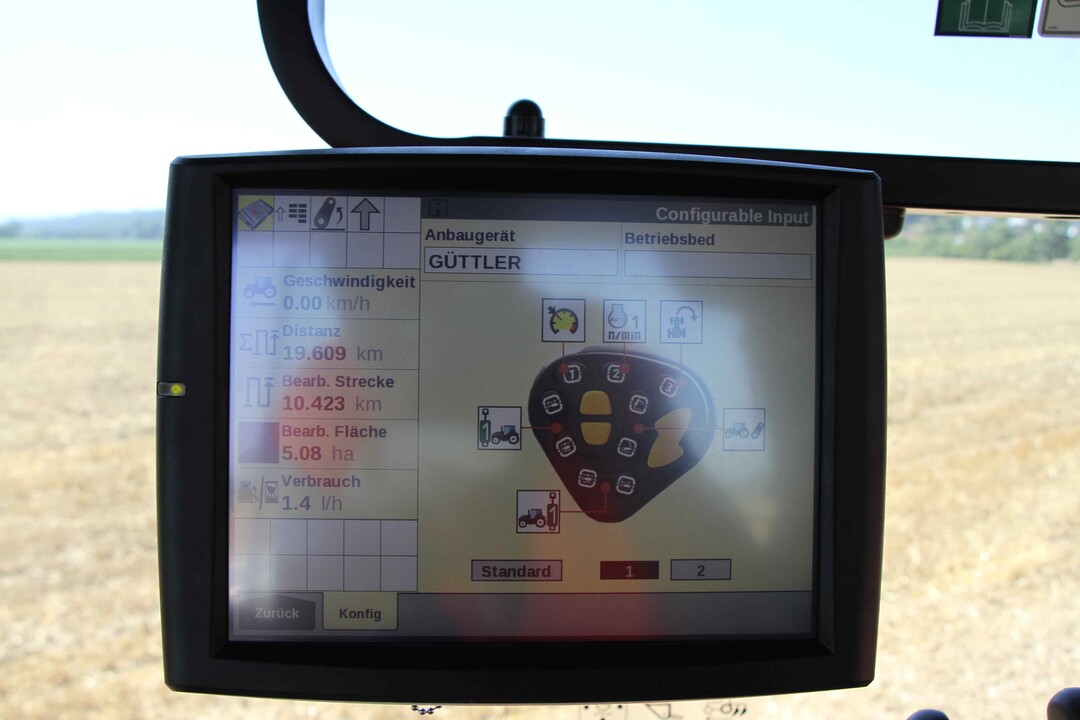 ber den S-Tech Touchscreen Monitor knnen Fahrer Funktionen von Hydraulik und Fahrzeug einfach und bequem am Multicontroller II frei belegen; so lsst sich die Bedienung des Schleppers individualisieren und perfekt an verschiedene Arbeitseinstze anpassen.