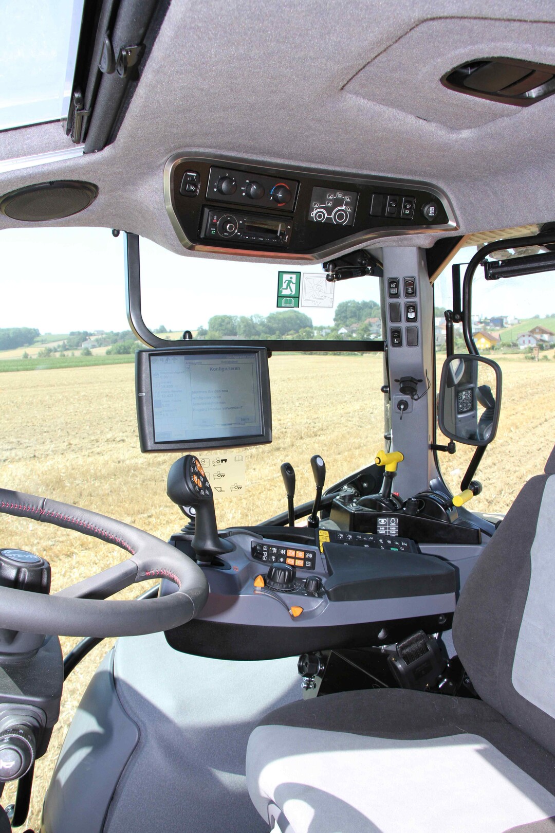 Mit dem in der Armlehne integrierten Joystick erfolgt die Bedienung der Heck- und Mittensteuergerte einschlielich Frontlader und Fronthydraulik. 