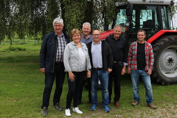Ernte-Pressekonferenz beim Bauernverband Biberach-Sigmaringen (v.l.): stv. Kreisobmann Heinz Scheffold, Landfrauenvorsitzende Doris Hrle, stv. Kreisobmann Karl Endri, Kreisgeschftsfhrer Niklas Kreeb, Kreisvorsitzender und LBV-Vizeprsident Gerhard Glaser und Betriebsleiter Rainer Buck.