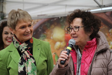 Staatssekretrin Friedlinde Gurr-Hirsch und First Lady Gerlinde Kretschmann auf der Bhne am Stuttgarter Schlossplatz.