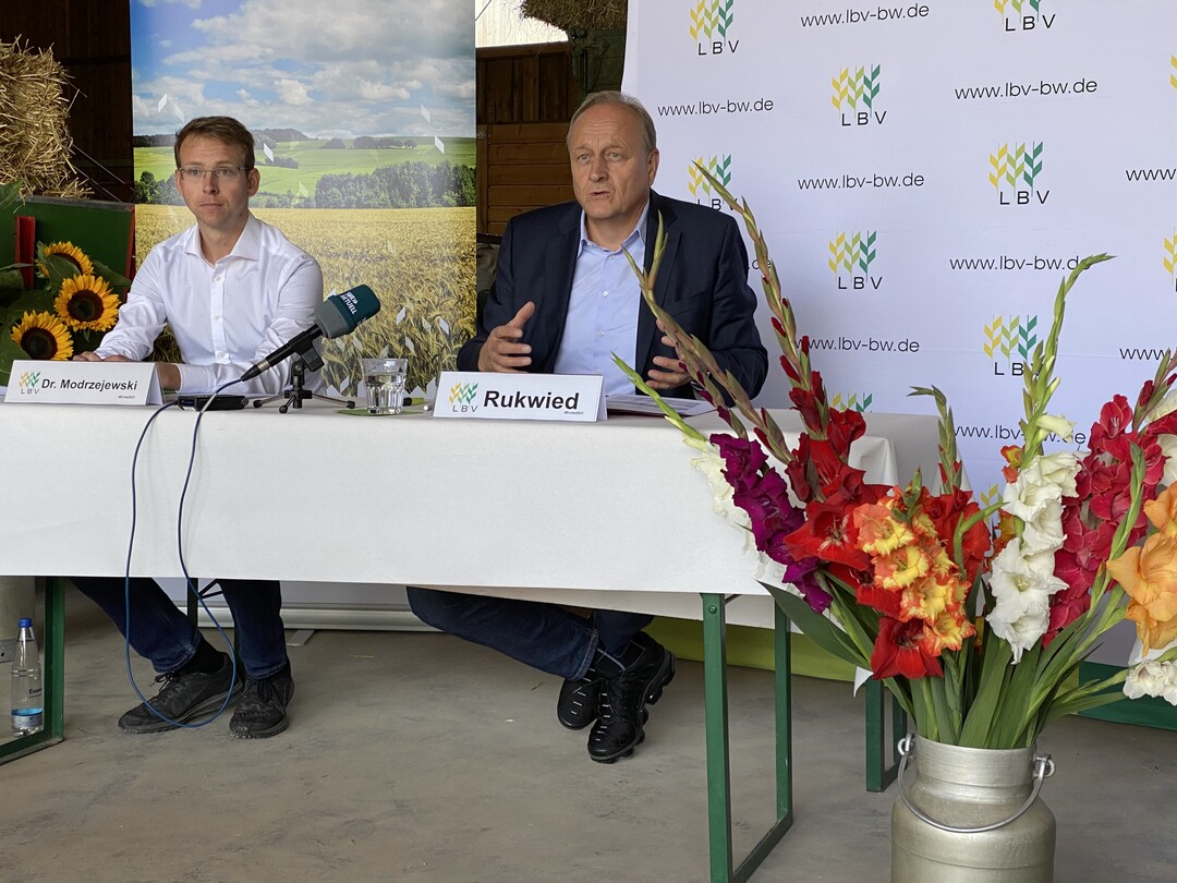  (v.l.) Dominik Modrzejewski, Referent fr pflanzliche Erzeugung im LBV; LBV-Prsident Joachim Rukwied