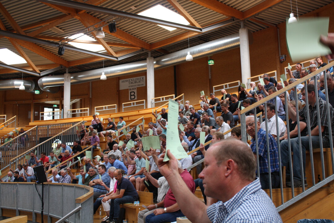 Wahlen in die Gremien der Hohenloher Molkerei auf der generalversammlung in der Arena Hohenlohe: Einstimmig erfolgte die Wiederwahl der Aufsichtsratsmitglieder Josef Frosch, Pfahlheim; Harald Frst, Ellwangen-Neunstadt; Willi Hgele, Obergrningen; Jrgen Lang, Gschwend; und Michael Raunecker, Dischingen-Frickingen. Nicht mehr zur Wahl stand der langjhrige Aufsichtsrat Eberhard Frenz, Braunsbach-Hergershof.
