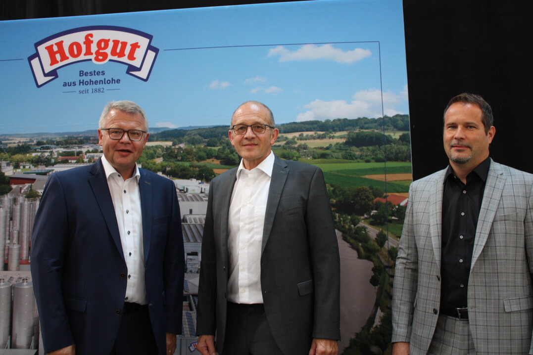 In seinem Amt als Vorstandsvorsitzender wurde Manfred Olbrich (Mitte) bei der Wiederwahl einstimmig bestätigt. Dazu gratulierten ihm der geschäftsführende Vorstand der Hohenloher Molkerei Martin Boschet (l.) und Aufsichtsratsvorsitzender Ralf Klenk.