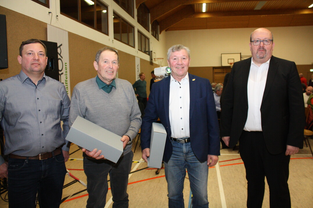 Mit einem Prsent als Dank fr die geleistete Arbeit wurden der seitherige Vorsitzende Friedhelm Zoller (2. v. r.) und Beisitzer Hans Kaiser (3. v. r.) vom neuen Vorsitzenden Markus Rupp (l.) und Schriftfhrer Dieter Schleihauf verabschiedet. Nicht im Bild ist der ausgeschiedene Beisitzer Rdiger Junker.