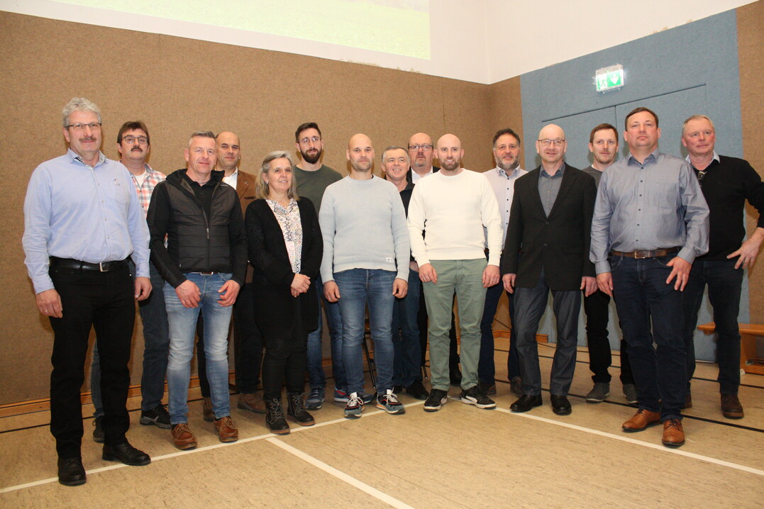 Der neu gewhlte  Vorstand der AGROA Raiffeisen Erzeugergemeinschaft: v. l. Eckhard Schechter, Hartmut Keim, Markus Kratzmller, Steffen Klotz, Iris Remmele, Marius Denninger, Lars Unangst, Ulrich Gebhard, Dieter Schleihauf (Schriftfhrer), Andreas Sommer, Harald Krepp, Markus Wemmer, Jochen Kautzmann, Markus Rupp, Rainer Holdermann. Wegen seiner Meisterprfung war der stellvertretende Vorsitzende Maik Weiler entschuldigt.
