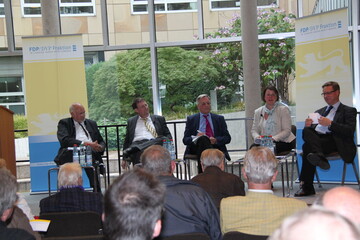 Unter Moderation von Ulrich Schreyer (Mitte), Stuttgarter Zeitung, diskutierten (von links): Dr. Friedrich Bullinger, MdL, Sprecher der FDP/DVP-Fraktion fr Lndlichen Raum und Verbraucherschutz, Horst Wenk, stellvertretender Hauptgeschftsfhrer des Landesbauernverbandes in Baden-Wrttemberg (LBV), Cornelia Tausch, Vorstand Verbraucherzentrale Baden-Wrttemberg, und Tassilo Zywietz, Geschftsfhrer Auenwirtschaft und Dienstleistung der IHK Region Stuttgart.