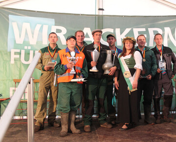 Von links: Charsten Berl Platz 2 (Beet), Sonja Jordan (Lady-Pokal), Johannes Bendele Platz 1 (Beet), Sebastian Murkowski Platz 1 (Dreh), Sebastian Körkel Platz 3 (Beet), Pflügerkönigin Katharina Voigt, Benjamin Lenz Platz 3 und Matthias Stengelin Platz 2 (beide Dreh).