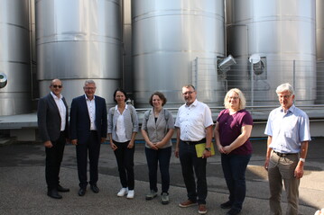 In der Hohenloher Molkerei in Schwbisch-Hall empfangen Vorstandsvorsitzender Manfred Olbrich und Geschftsfhrer Martin Boschet Regierungsprsidentin Susanne Bay ( v. l.) zum Informationsbesuch. Mit dabei in der Delegation des Regierungsprsidiums Stuttgart Dr. Kurt Mezger, Prsident der Abteilung Landwirtschaft.