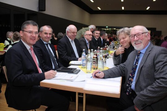 Der CDU-Landtagsabgeordnete Bernd Hitzler (3. v. l.) neben Bundestagsabgeordneten Roderich Kiesewetter (l.) und Ministerialdirektor Clemens Neumann. In der gemeinsamen Demonstration von Bauernverband und dem Bundesverband Deutscher Milchviehhalter (BDM) sieht Hitzler ein Zeichen an die Politik, betonte er in seinem Gruwort. Von rechts Kreisvorsitzender Christian Ziegler und Norbert Bereska, Brgermeister in Nattheim.