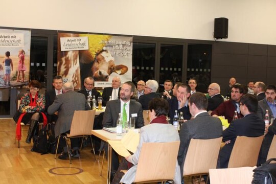 Die Europaabgeordnete Dr. Inge Grle (links) beim Heidenheimer Kreisbauerntag am Tisch ihrer CDU-Kollegen aus dem Bundestag Roderich Kiesewetter und aus dem Landesparlament Bernd Hitzler (2. und 5.v. l), der fr die Abgeordneten das Gruwort hielt.