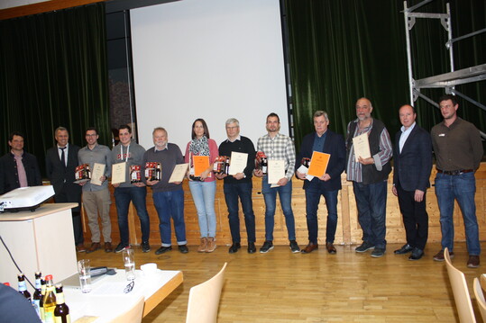 Die Preistrger des Landesbraugerstenwettbewerbs zwischen (v. l.) Geschftsfhrer Thomas Schumacher von Durst-Malz und Karl-Otto Sprinzing, LTZ Augustenberg, sowie (v. r.) vom Landwirtschaftsamt Bad Mergentheim Christian Nanz und Amtsleiter Marcus Khler.