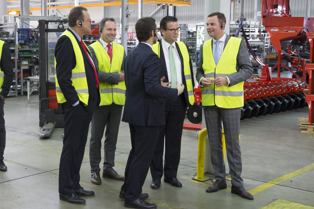 Baden-Wrttembergs Landwirtschaftsminister Peter Hauk (2. v. r.) besucht die Firma Rauch.