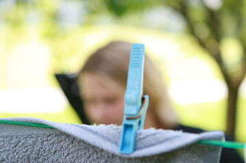 Die Hausarbeit bleibt meist an der Frau hngen. <br>