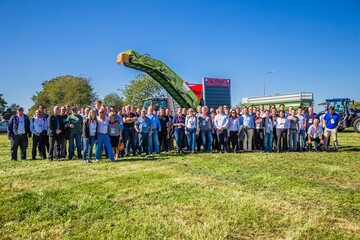 Hndler und Reprsentanten bei den Fliegl-Feldtagen in Mhldorf am Inn.