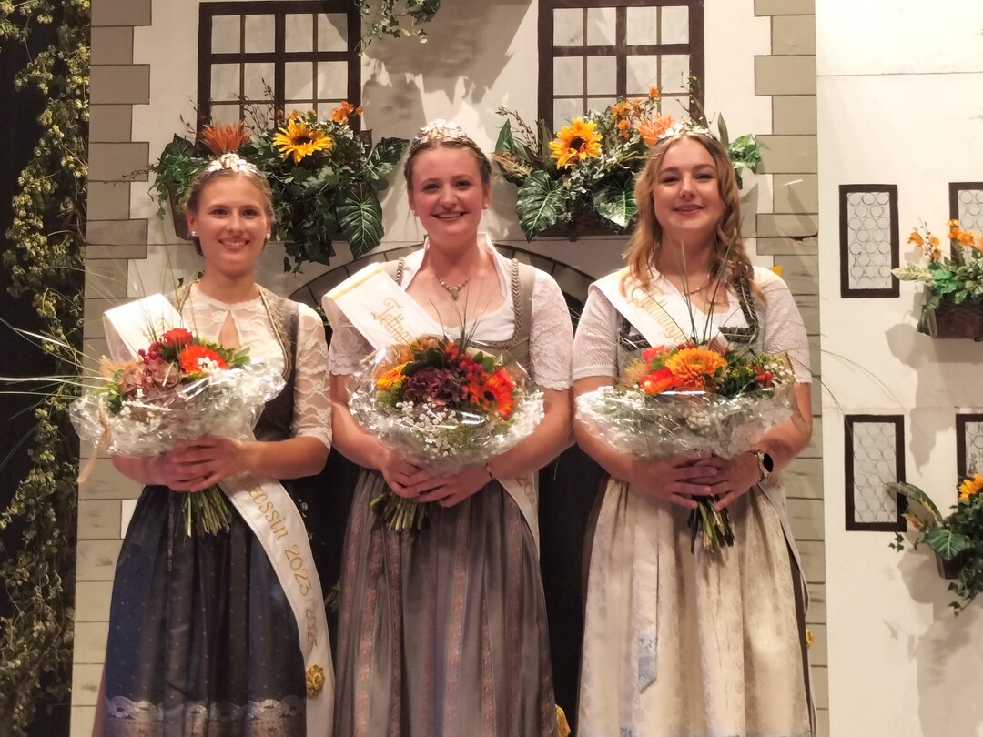 Die neuen Tettnanger Hopfenhoheiten mit der Hopfenkönigin Tina Heilig (Bildmitte) und den Hopfenprinzessinnen Anja Flock (l.) und Andrea Schupp.
