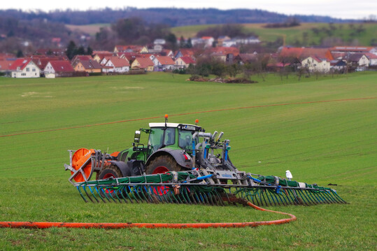 Verschlauchen schont den Boden, braucht aber eine Person auf dem Traktor und eine weitere an der Pumpe bei der G�llequelle.