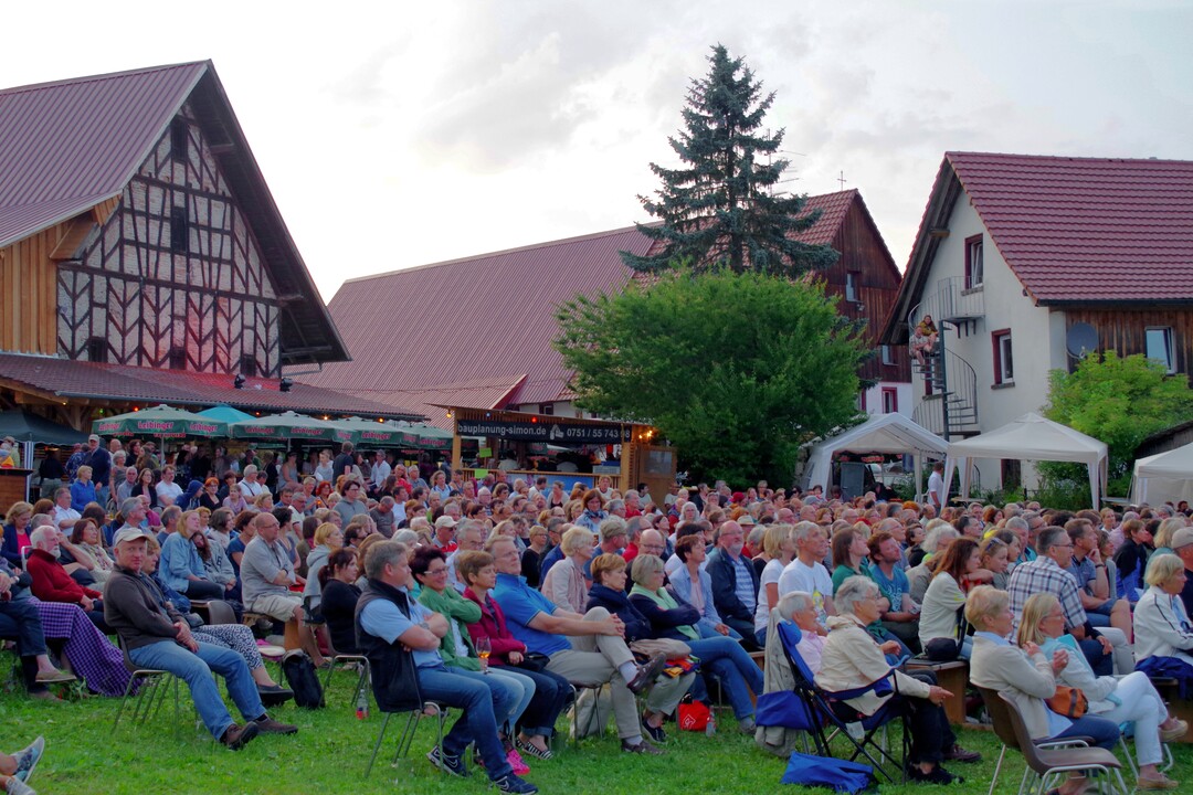 Rund 700 Besucher lauschen dem Konzert von Malia mit dem Tales in Tones Trio.