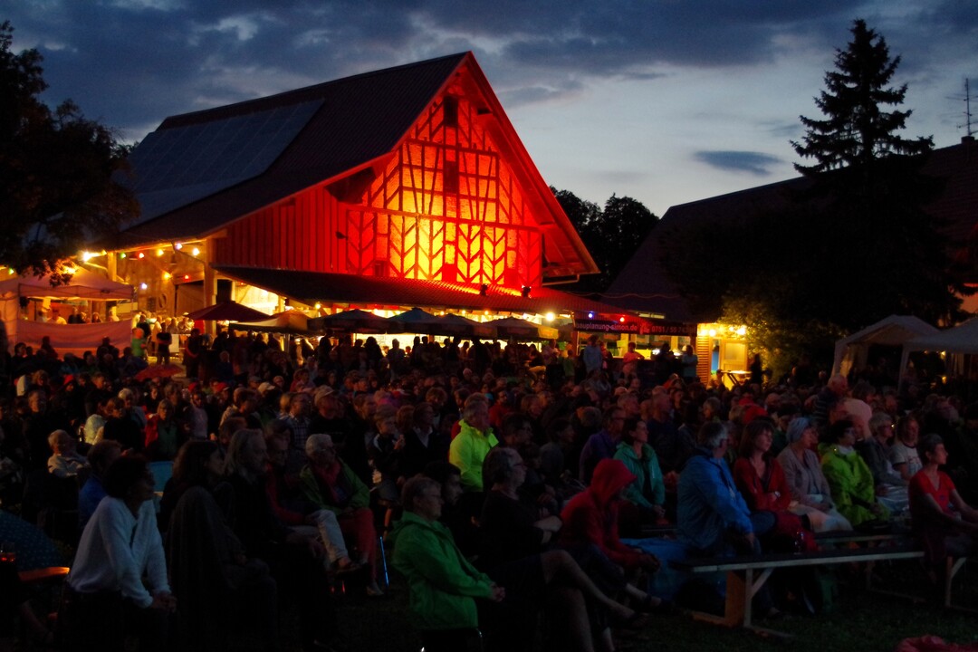 Nach Eintritt der Dunkelheit tauchten Scheinwerfer den Hof in goldenes und rotes Licht.