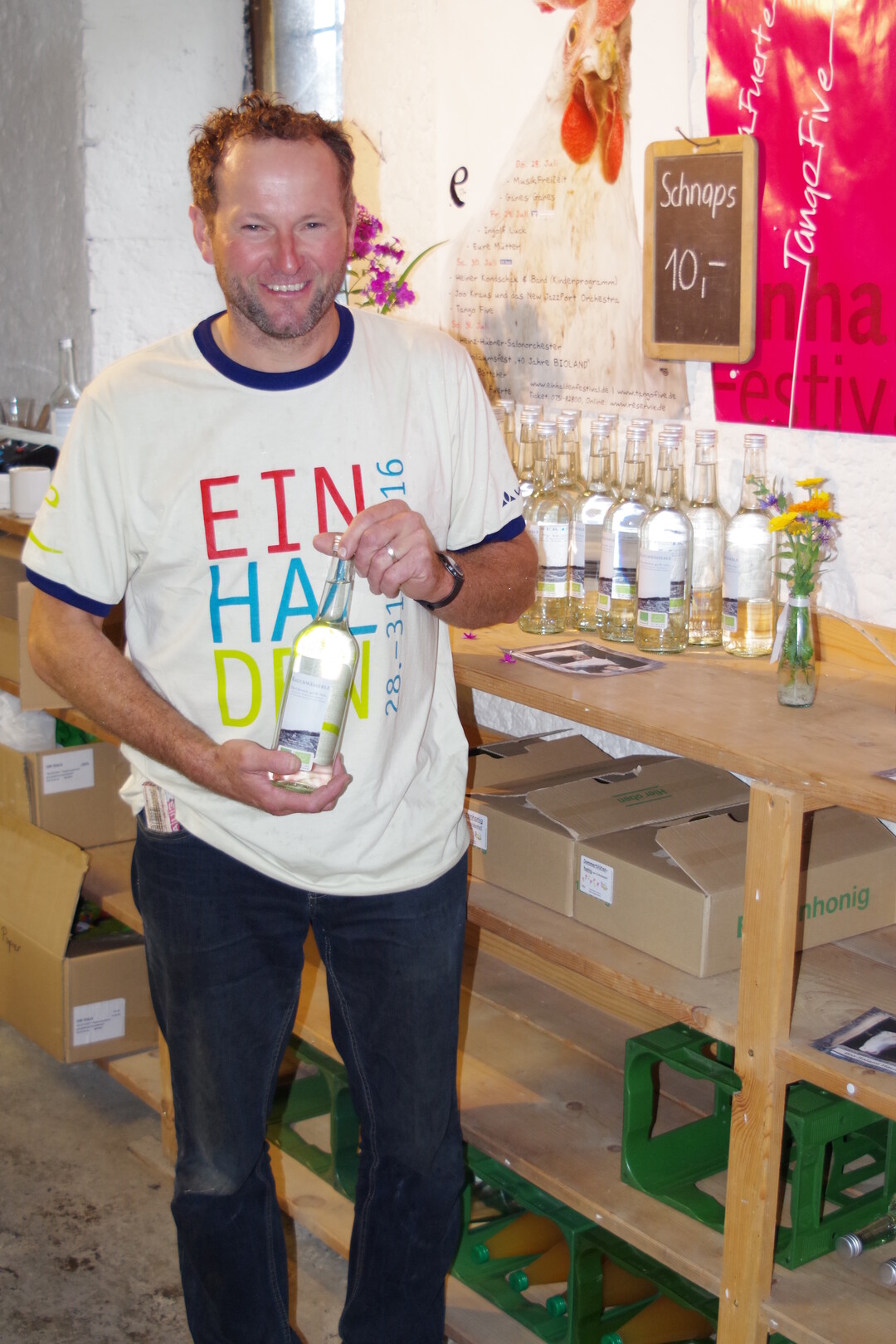 Bernhard Rauch in seinem Hofladen. Er stellt dem Kulturverein Einhalden seinen Betrieb zur Verfgung und organisiert das Festival mit.