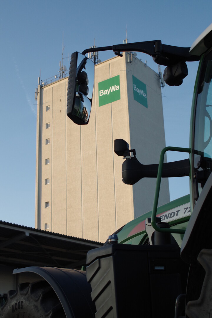 Die BayWa in Heimerdingen ist am groen Silo aus der Ferne zu sehen.