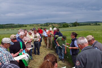 Maria Mller-Belami vom Landwirtschaftlichen Technologiezentrum Augustenberg gibt die vorlufigen Ergebnisse des Versuchs zur Braugerste bekannt. 