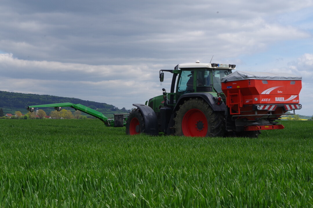 Düngung mit den N-Messer "GreenSeeker" an der Front.