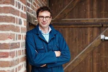 Mit der Initiative Tierwohl zeigen Landwirte, dass sie bereit sind, mehr frs Tierwohl zu tun. Sie bietet hhere Standards und einen finanziellen Ausgleich dafr. Ich bin mit meinem Betrieb seit 2015 dabei und stelle meinen Hhnchen mehr Platz und organisches Beschftigungsmaterial zur Verfgung. Auch fr die nchste Vertragslaufzeit melde ich mich wieder an",sagt Philipp Beckhove, Hhnchenmster in Nordrhein-Westfalen.