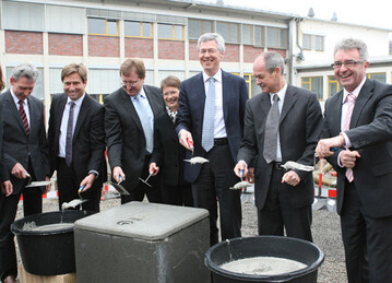 Packen den Bau an: (v. l.) Dr. Erwin Kitzelmann, Leiter des Zentrum Milchwirtschaft im LAZBW; Wangens Brgermeister Michael Lang; Dr. Franz Schweizer, Direktor des LAZBW; Annette Ipach-hmann, Direktorin Vermgen und Bau; Dr. Stefan Scheffold, Staatssekretr im Finanzministerium, Landwirtschaftsminister Rudolf Kberle und der Landtagsabgeordnete Paul Locherer.