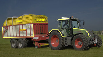 Mit entsprechenden Reflexionsstreifen gekennzeichnet, sind Traktor, Anhnger und Anbaugerte fr andere Verkehrsteilnehmer besser zu erkennen.