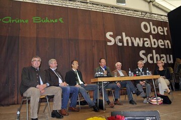 Auf dem Podium: (v. l.) Frster und Jger Robert Schweizer, Thomas Hagmann, stellvertretender Kreisobmann im Bauernverband; Max Wittlinger vom Landesjagdverband, Moderator Franz Grupp, BUND-Sprecher Gerhard Maluck sowie Josef-Franz Schaller und Martina Schweitzer vom Tierschutzverein Ravensburg.