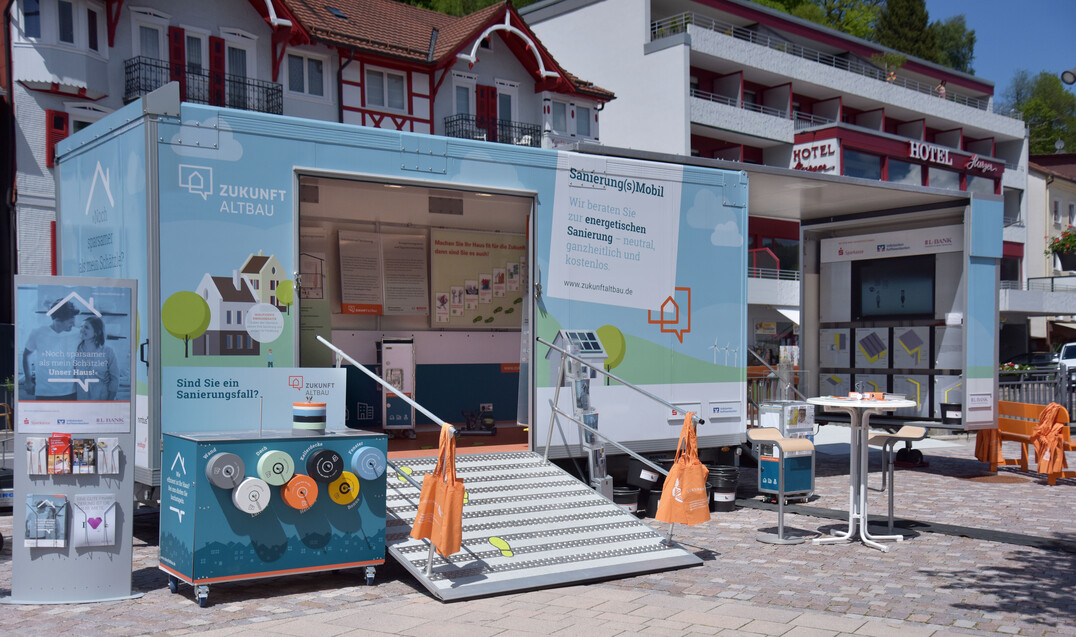 Das Sanierung(s)Mobil ist am Freitag, 9. Juni 2023 von 10 bis 17 Uhr auf dem Parkplatz der Kreissparkasse Ravensburg, Meersburger Straße 1, 88213 Ravensburg zu finden. Keine Voranmeldung notwendig.
