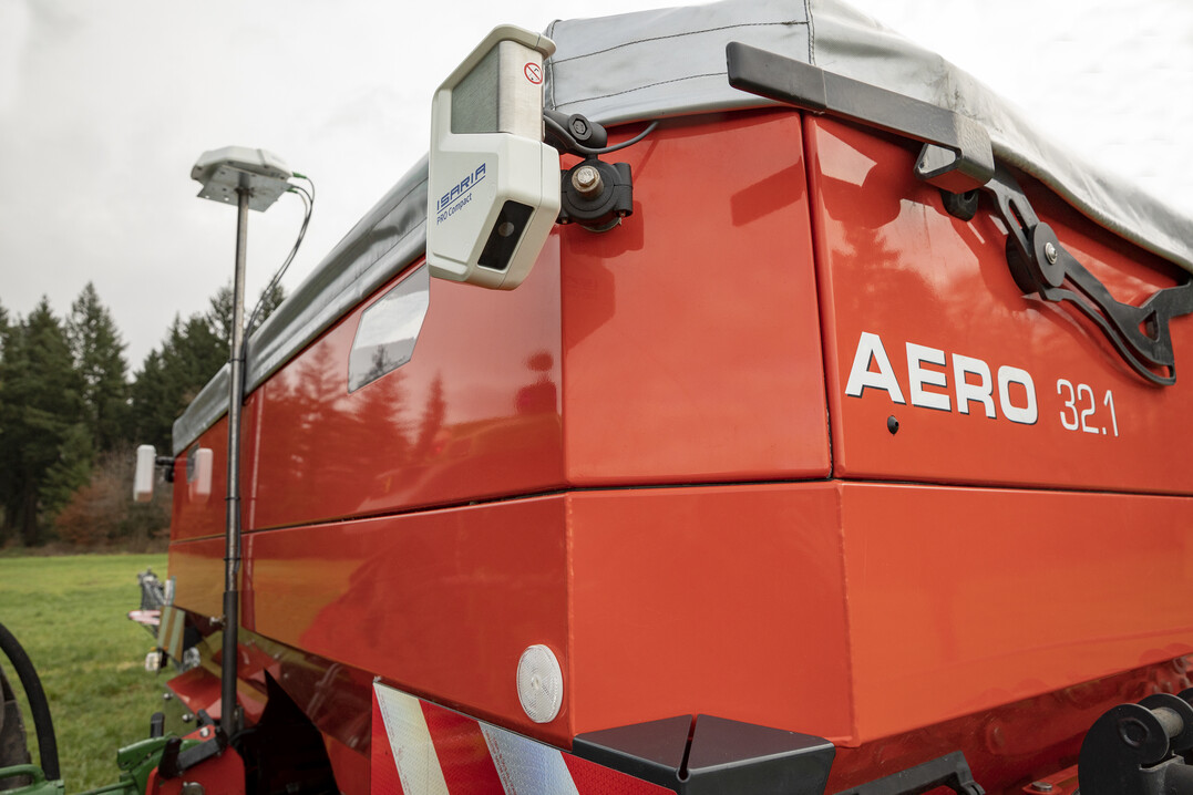 Die Rauch Landmaschinenfabrik und die Fritzmeier Umwelttechnik bieten erstmalig Düngerstreuer mit ab Werk verbauten Pflanzensensoren an.