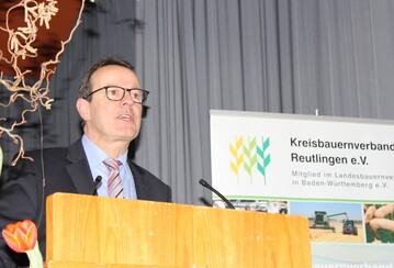"Wir brauchen eine Problemlsung durch die Politik. Hier ist die Bundespolitik gefragt", meinte Prof. Dr. Folkhard Isermeyer, Thnen Institut, mit Blick auf eine verbesserte Nutztierhaltung. 