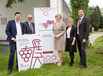v.l.n.r Sebastian Schmid, Abteilungsleiter Technologie Messe Stuttgart; Klaus Schneider, Prsident Deutscher Weinbauverband; Julia Klckner, Bundesministerin fr Ernhrung und Landwirtschaft; Carolin Klckner, Deutsche Weinknigin; Christian Schwrer, Generalsekretr Deutscher Weinbauverband.