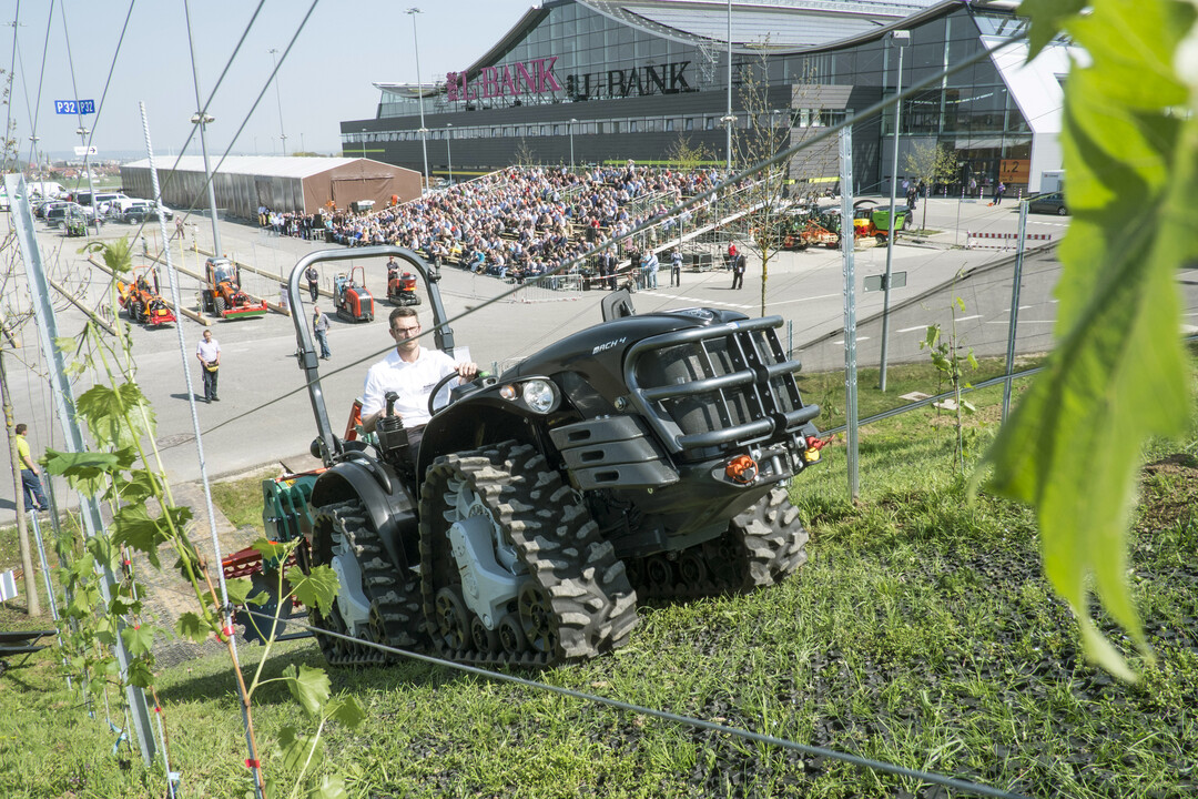 Die neueste Technik live erleben können Besucher bei der Intervitis Interfructa Hortitechnica in Stuttgart. Die Vorführungen finden statt im Freigelände nun in der Halle statt.