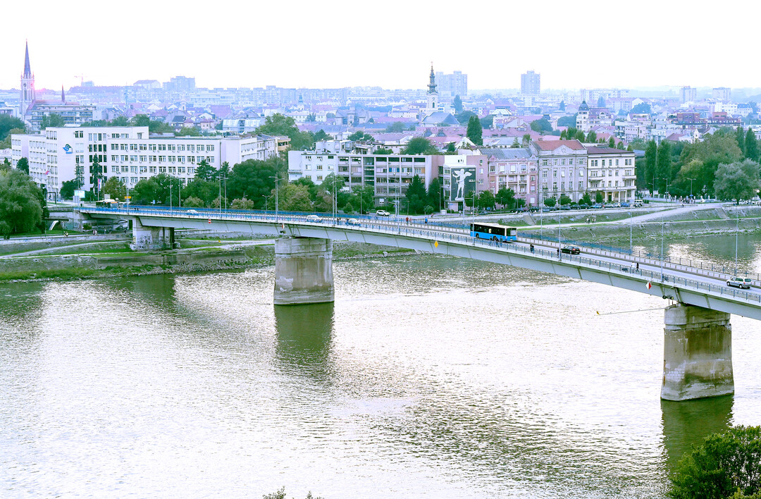 Novisad: Brcke ber die Donau.
