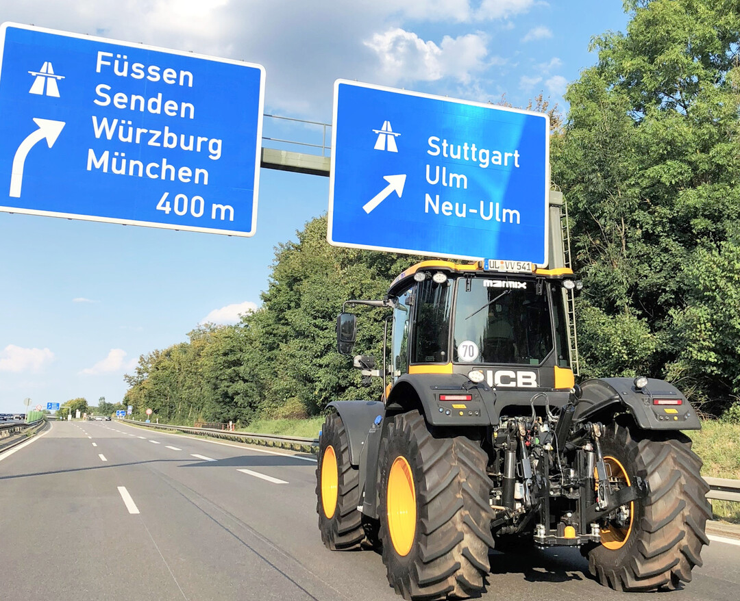 Ab sofort bietet JCB zusammen mit seinem Partner Marmix in Unterwachingen eine Umbauoption fr den Fastrac 4000 an, die den Einsatz auf der Autobahn mit einer bauartbedingten Hchstgeschwindigkeit von mehr als 60 km/h ermglicht.